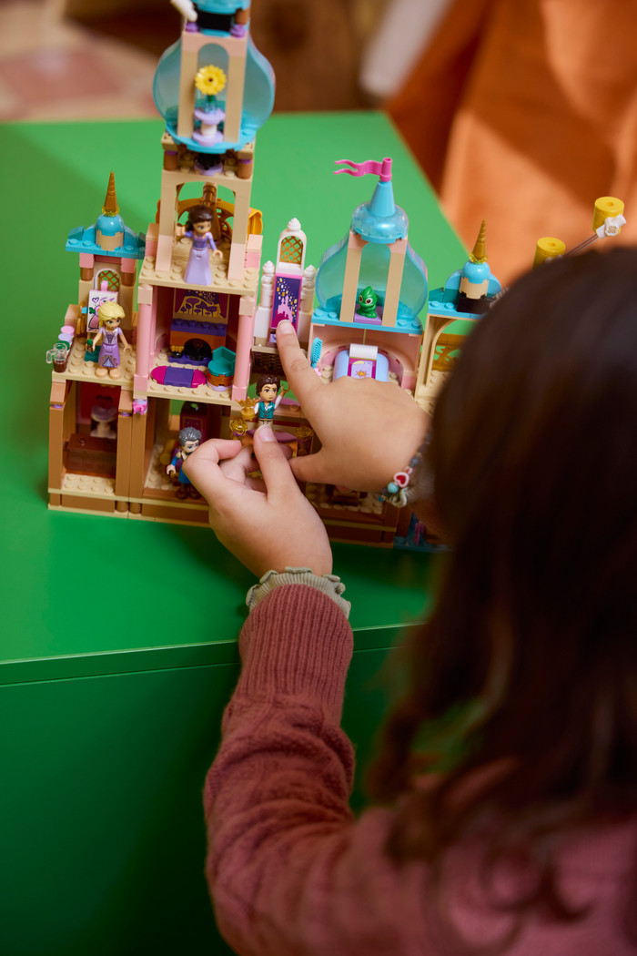 LEGO Disney Rapunzels Schloss 43297 produkt in gebrauch