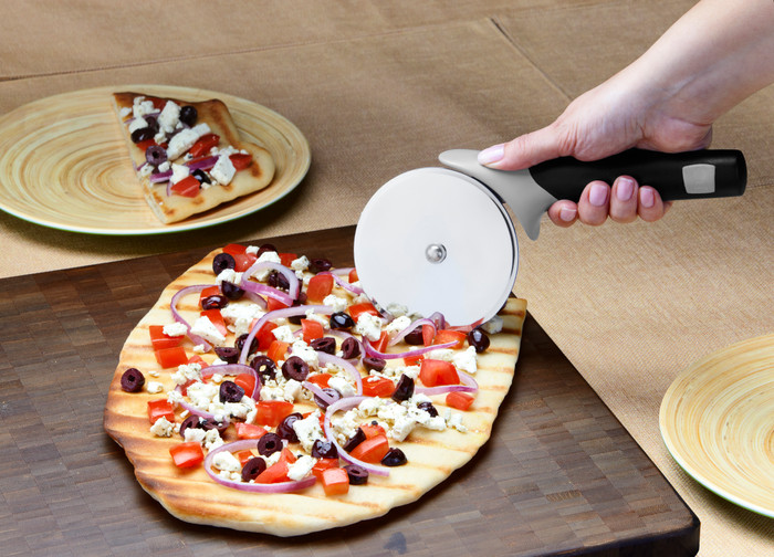 Weber Pizzaschneider produkt in gebrauch