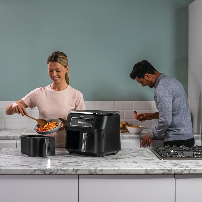 Ninja Foodi Dual Zone Heißluftfritteuse AF200EU produkt in gebrauch