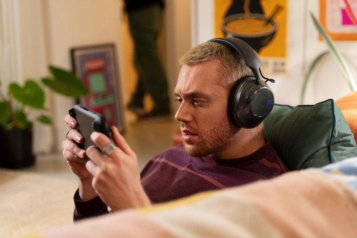 JBL Quantum 520 Black product in use