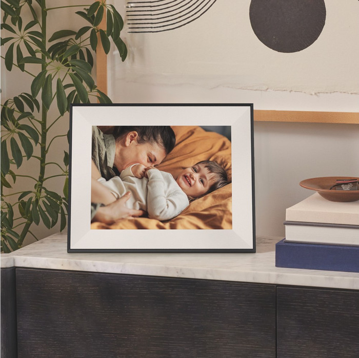 Aura Frames Aspen Schwarz produkt in gebrauch