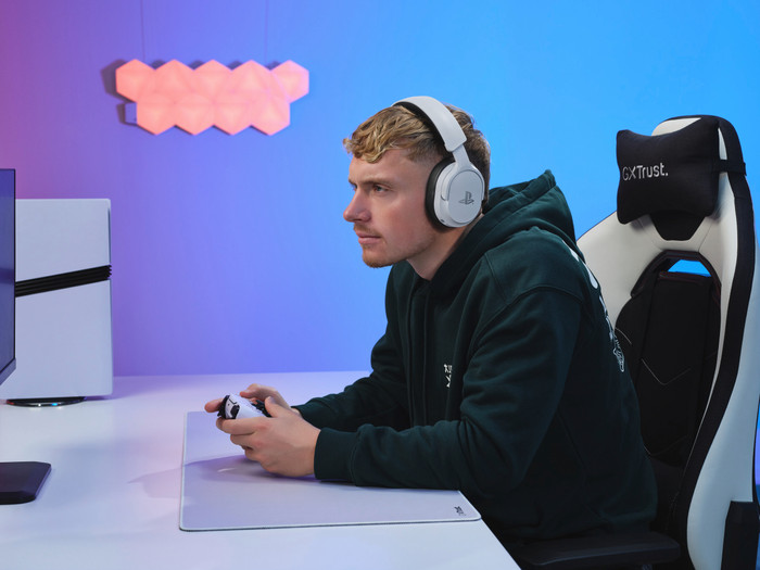 Trust GXT 499W Forta Wireless Gaming Headset PS4/PS5 White product in use