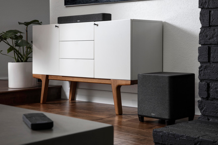Denon Home Soundbar 550 Heimkino-Set produkt in gebrauch