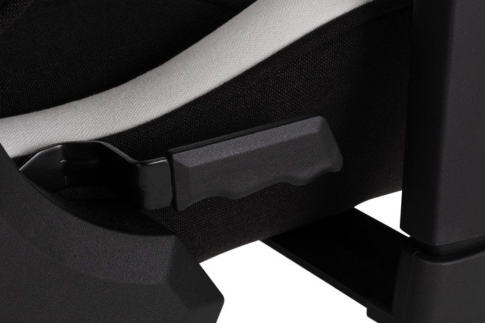 Vortech Essential Gaming Chair White + Vortech Floor Mat Black detail