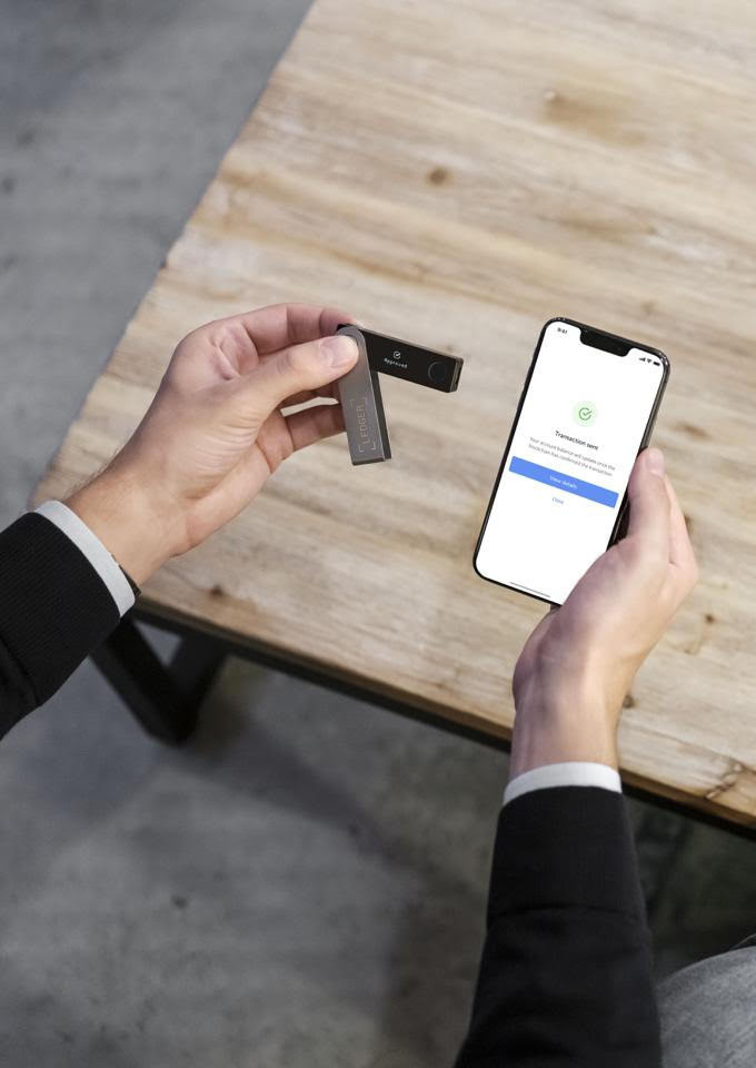 Ledger Nano X Onyx Schwarz produkt in gebrauch
