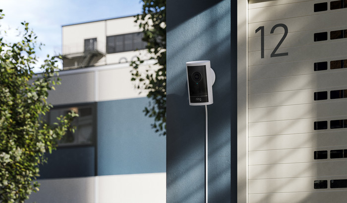 Ring Outdoor Camera Pro Stecker Weiß Doppelpack produkt in gebrauch
