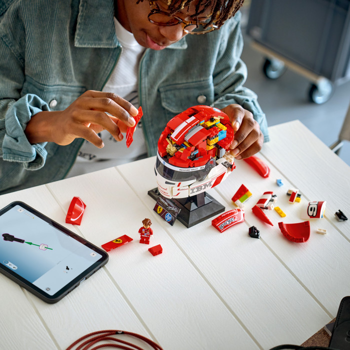 LEGO Editions Scuderia Ferrari HP Charles Leclerc Helm 43014 produkt in gebrauch