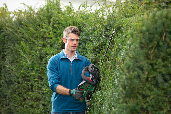 Bosch Universal HedgeCut 18v-50 (without battery) product in use