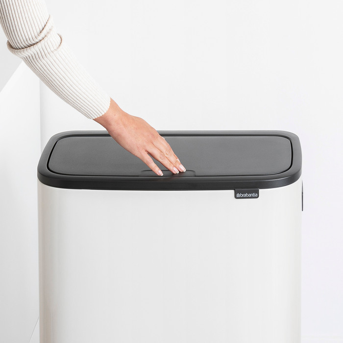 Brabantia Bo Touch Bin Hi Mülleimer 60 Liter mit Kunststoff Inneneimer - White produkt in gebrauch