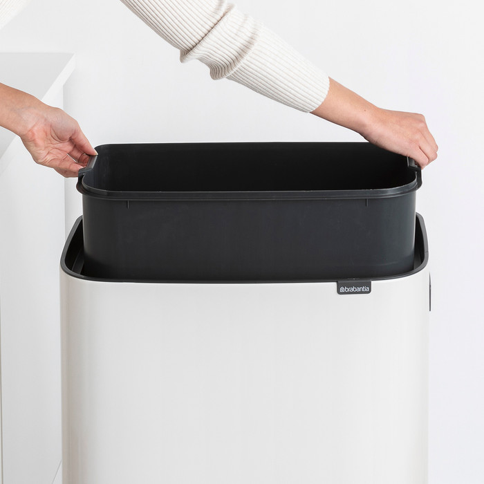 Brabantia Bo Touch Bin Hi Mülleimer 60 Liter mit Kunststoff Inneneimer - White produkt in gebrauch