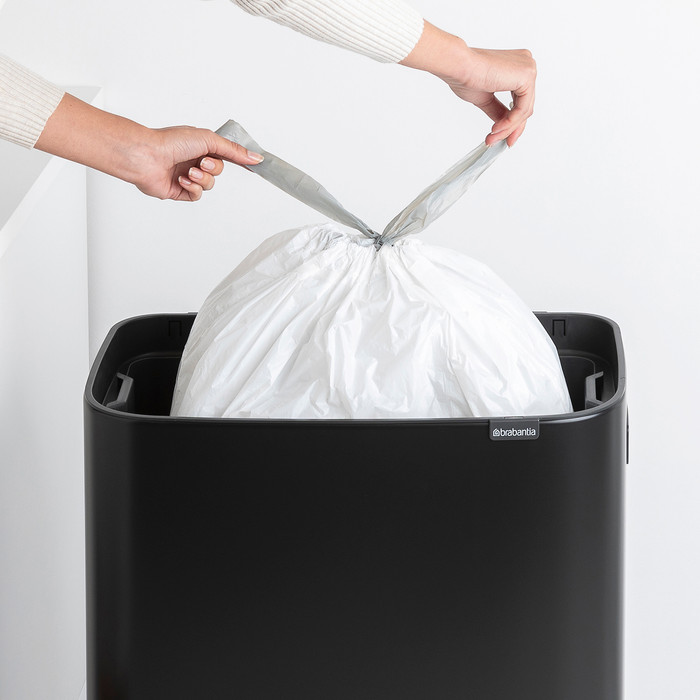 Brabantia Bo Touch Bin Hi Mülleimer 60 Liter mit Kunststoff Inneneimer - Matt Black produkt in gebrauch