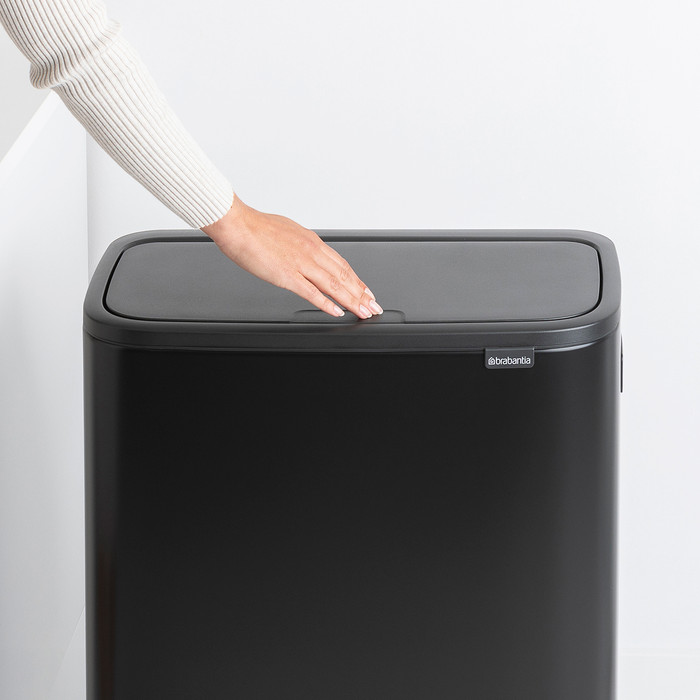 Brabantia Bo Touch Bin Hi Mülleimer 60 Liter mit Kunststoff Inneneimer - Matt Black produkt in gebrauch