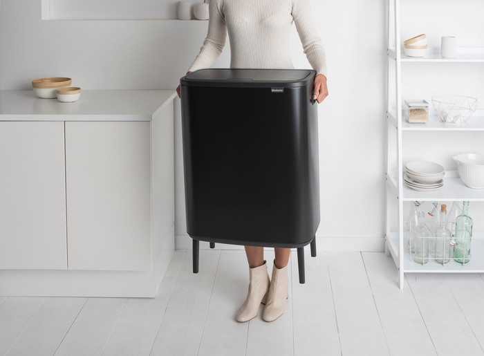 Brabantia Bo Touch Bin Hi Mülleimer 60 Liter mit Kunststoff Inneneimer - Matt Black produkt in gebrauch