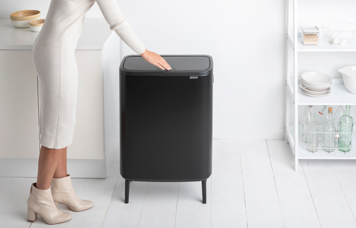 Brabantia Bo Touch Bin Hi Mülleimer 60 Liter mit Kunststoff Inneneimer - Matt Black produkt in gebrauch