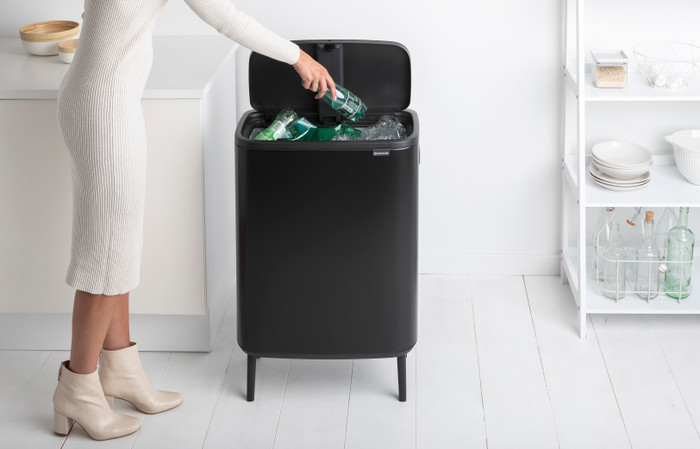 Brabantia Bo Touch Bin Hi Mülleimer 60 Liter mit Kunststoff Inneneimer - Matt Black produkt in gebrauch