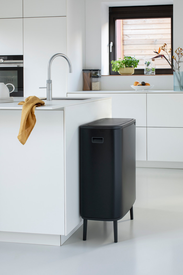 Brabantia Bo Touch Bin Hi Mülleimer 60 Liter mit Kunststoff Inneneimer - Matt Black produkt in gebrauch