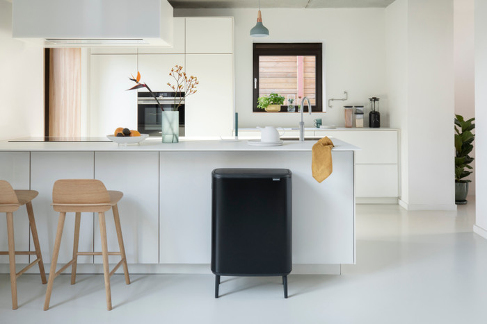 Brabantia Bo Touch Bin Hi Mülleimer 60 Liter mit Kunststoff Inneneimer - Matt Black produkt in gebrauch