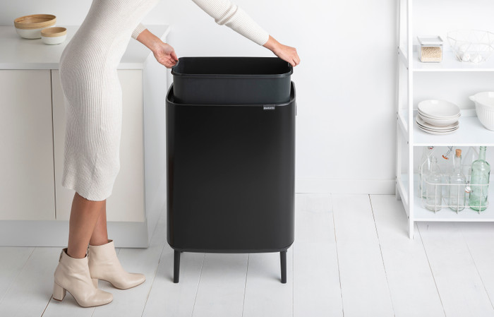 Brabantia Bo Touch Bin Hi Mülleimer 60 Liter mit Kunststoff Inneneimer - Matt Black produkt in gebrauch