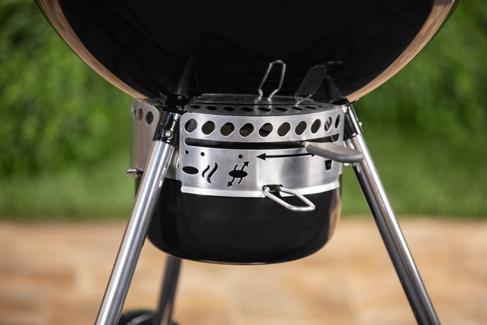 Weber Master Touch Premium E-5770 Schwarz produkt in gebrauch