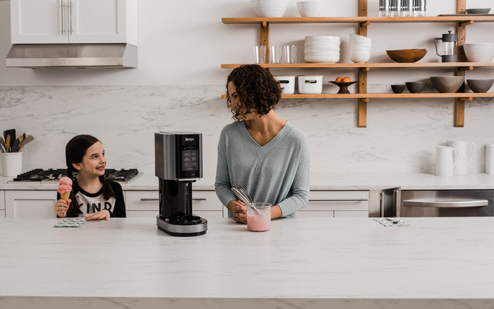 Ninja CREAMi NC300EU product in use