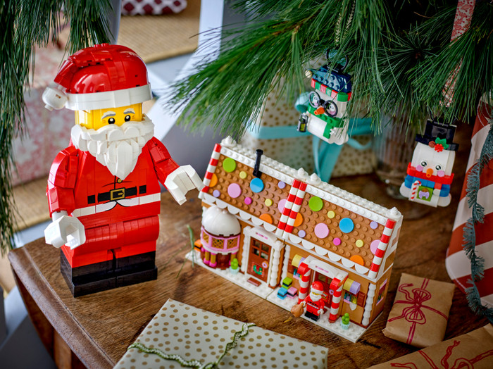 LEGO Winter Gingerbread House 40809 product in use