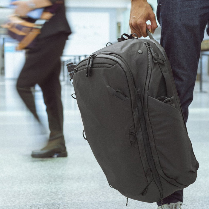 Peak Design Travel Backpack 45L v2 Black produkt in gebrauch