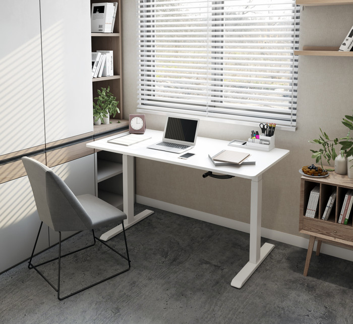 Euroseats Sitz-Steh-Schreibtisch mit Handkurbel 120 x 80 Weiß/Weiß produkt in gebrauch