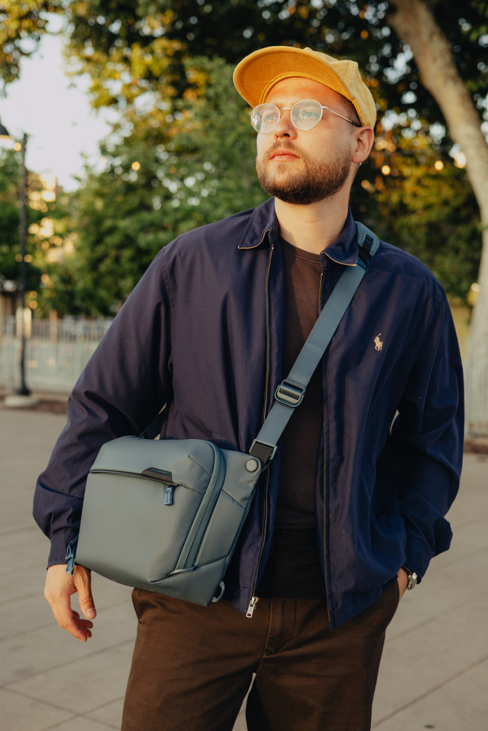 Peak Design Everyday Sling 6L Ocean product in use