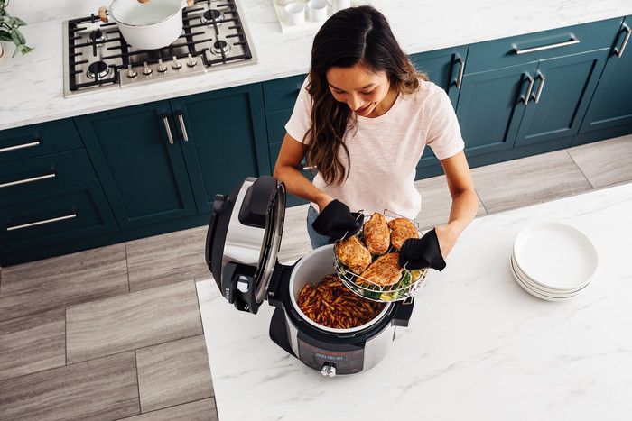 Ninja Foodi 14-in-1 Multicooker OL750EU product in use