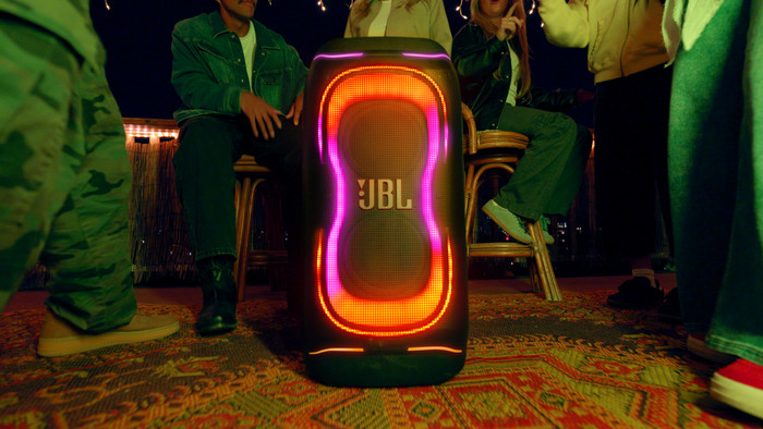 JBL Partybox 330 Weiß produkt in gebrauch