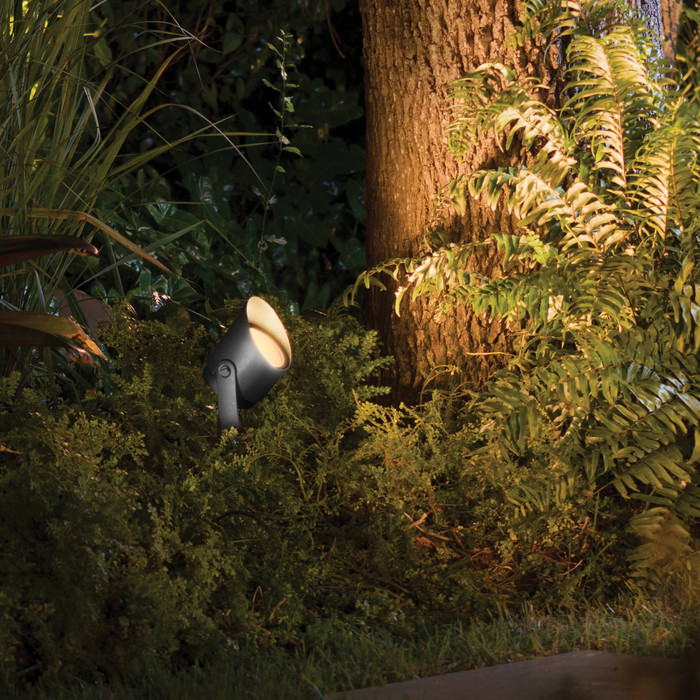 Philips Hue Lily XL Spießstrahler White & Color Erweiterung 3er-Pack produkt in gebrauch