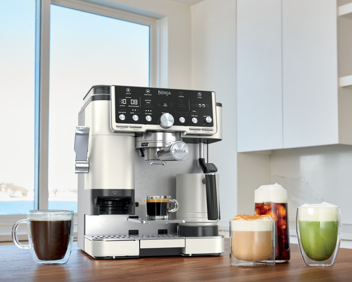 Ninja Luxe Café Pro ES701EUWH product in use