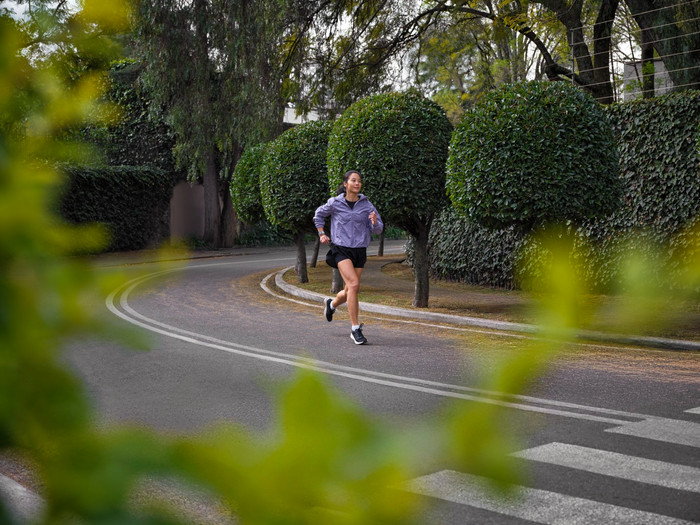 Garmin Forerunner 265S Black product in use