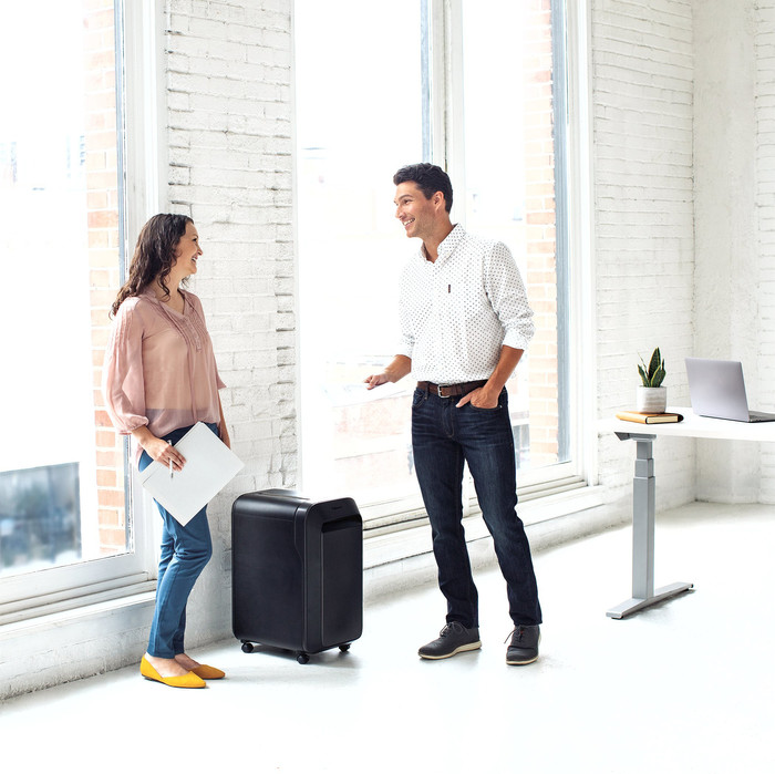 Fellowes Powershred LX221 Schwarz produkt in gebrauch