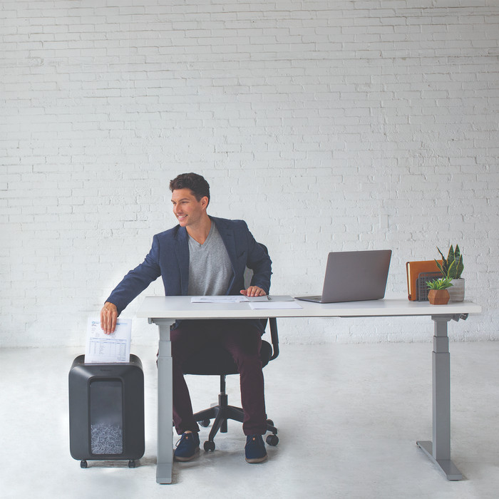 Fellowes Powershred LX201 Schwarz produkt in gebrauch