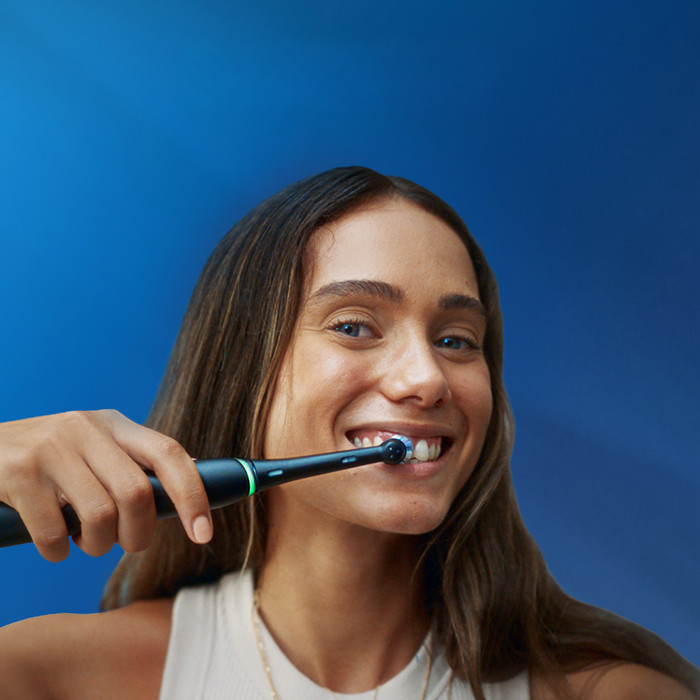 Oral-B iO 3 Schwarz und Blau Doppelpack produkt in gebrauch