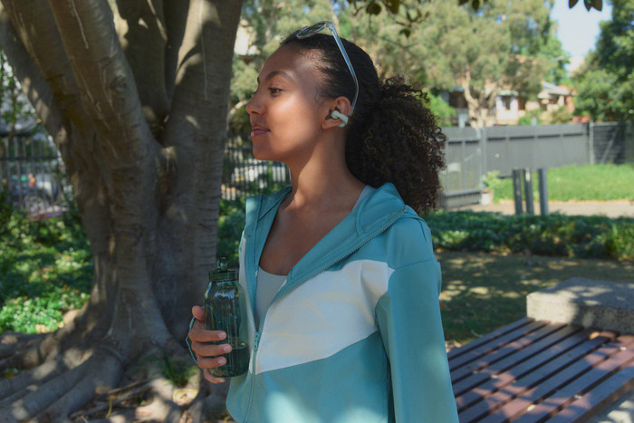 Sony Linkbuds Clip Grün produkt in gebrauch