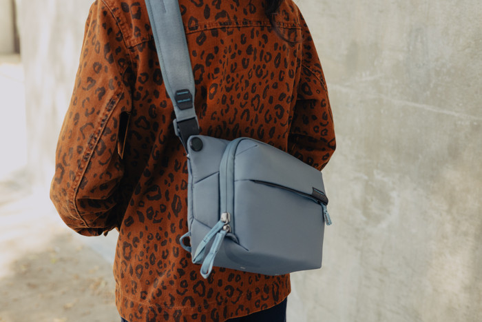Peak Design Everyday Sling 3 l Ocean produkt in gebrauch