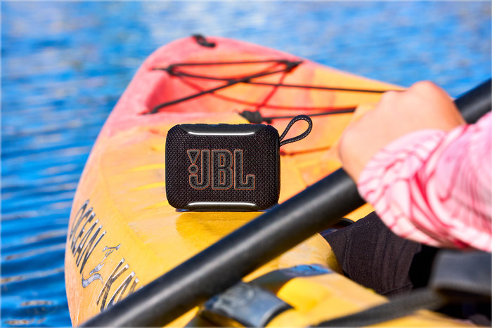 JBL Go 5 Schwarz produkt in gebrauch