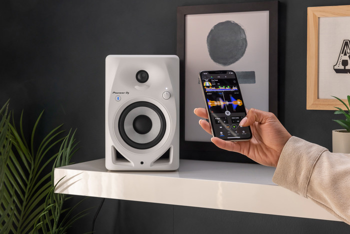 Pioneer DJ DM-40D-BT Weiß produkt in gebrauch