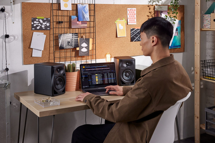 Pioneer DJ DM-40D-BT Schwarz produkt in gebrauch