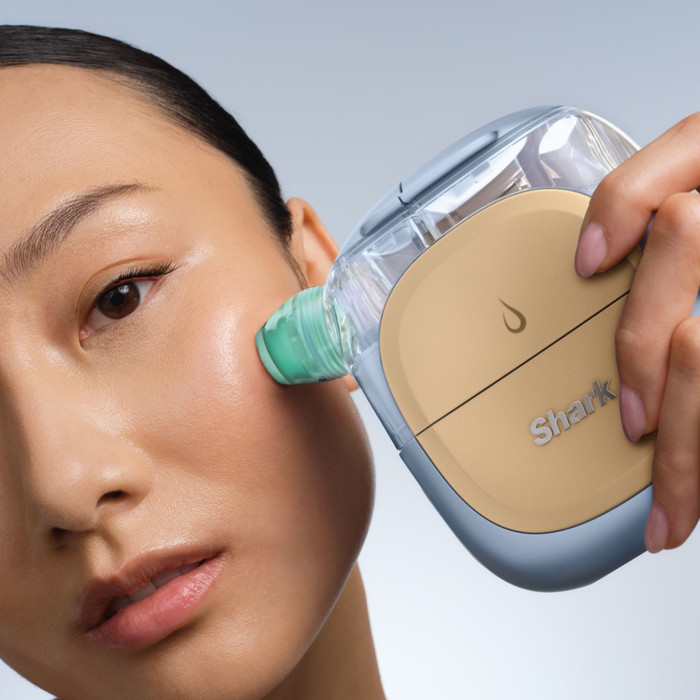 Shark FacialPro Glow + DePuffi FH320EU Blau produkt in gebrauch