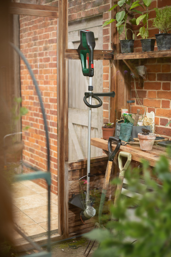 Bosch AdvancedGrassCut 36V-33 product in use