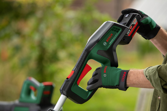 Bosch AdvancedGrassCut 36V-33 product in use