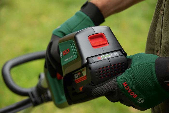 Bosch AdvancedGrassCut 36V-33 product in use