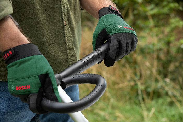 Bosch AdvancedGrassCut 36V-33 product in use