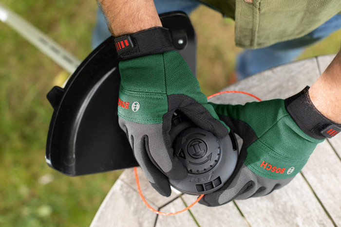 Bosch AdvancedGrassCut 36V-33 product in use