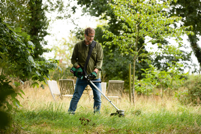 Bosch AdvancedGrassCut 36V-33 product in use