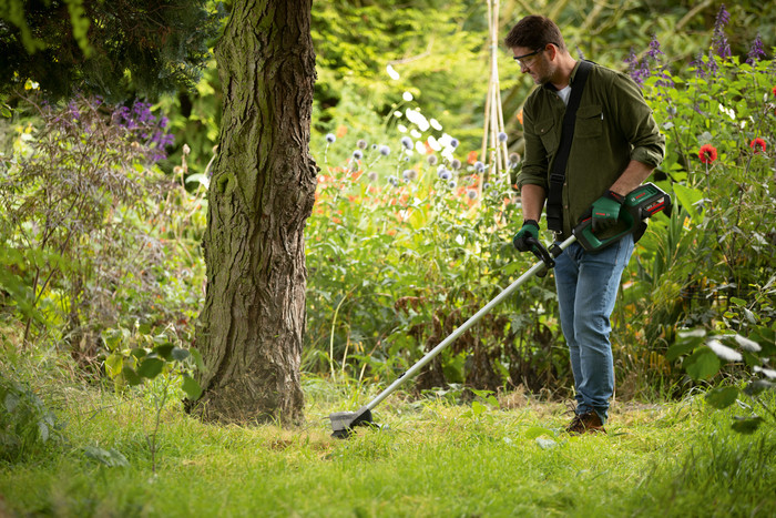 Bosch AdvancedGrassCut 36V-33 (without battery) product in use