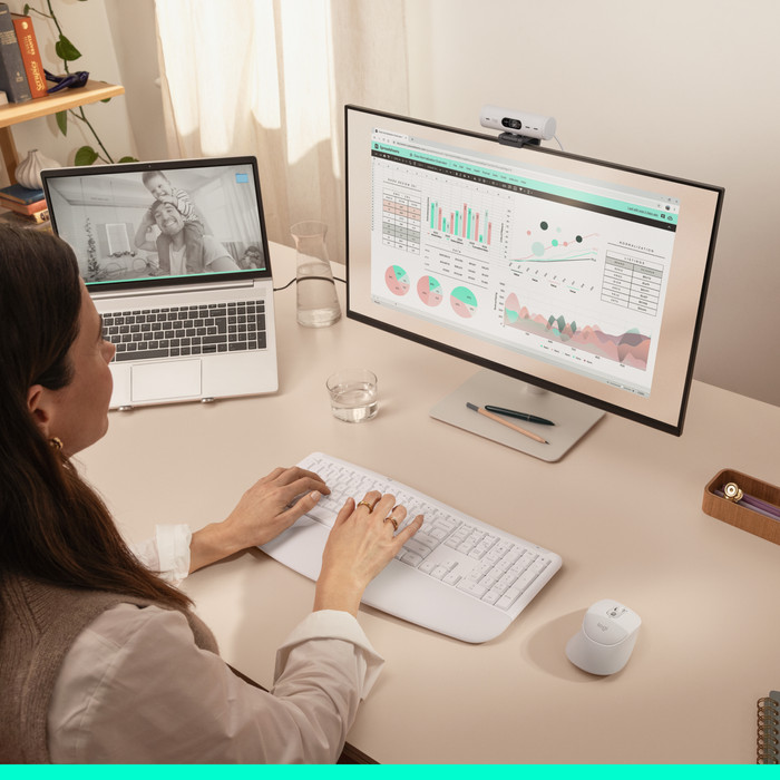 Logitech MK880 Signature Comfort Plus Kabellose Tastatur und Maus Combo Offwhite QWERTZ produkt in gebrauch